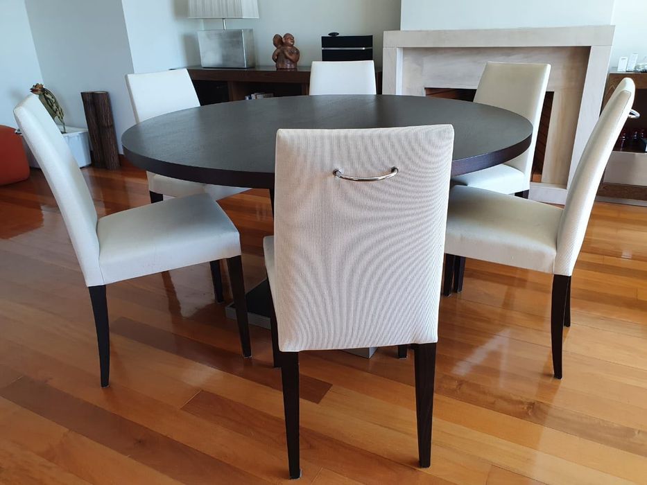 Mesa de jantar redonda em madeira escura