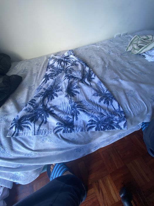 Camisa branca com estampado azul de palmeiras