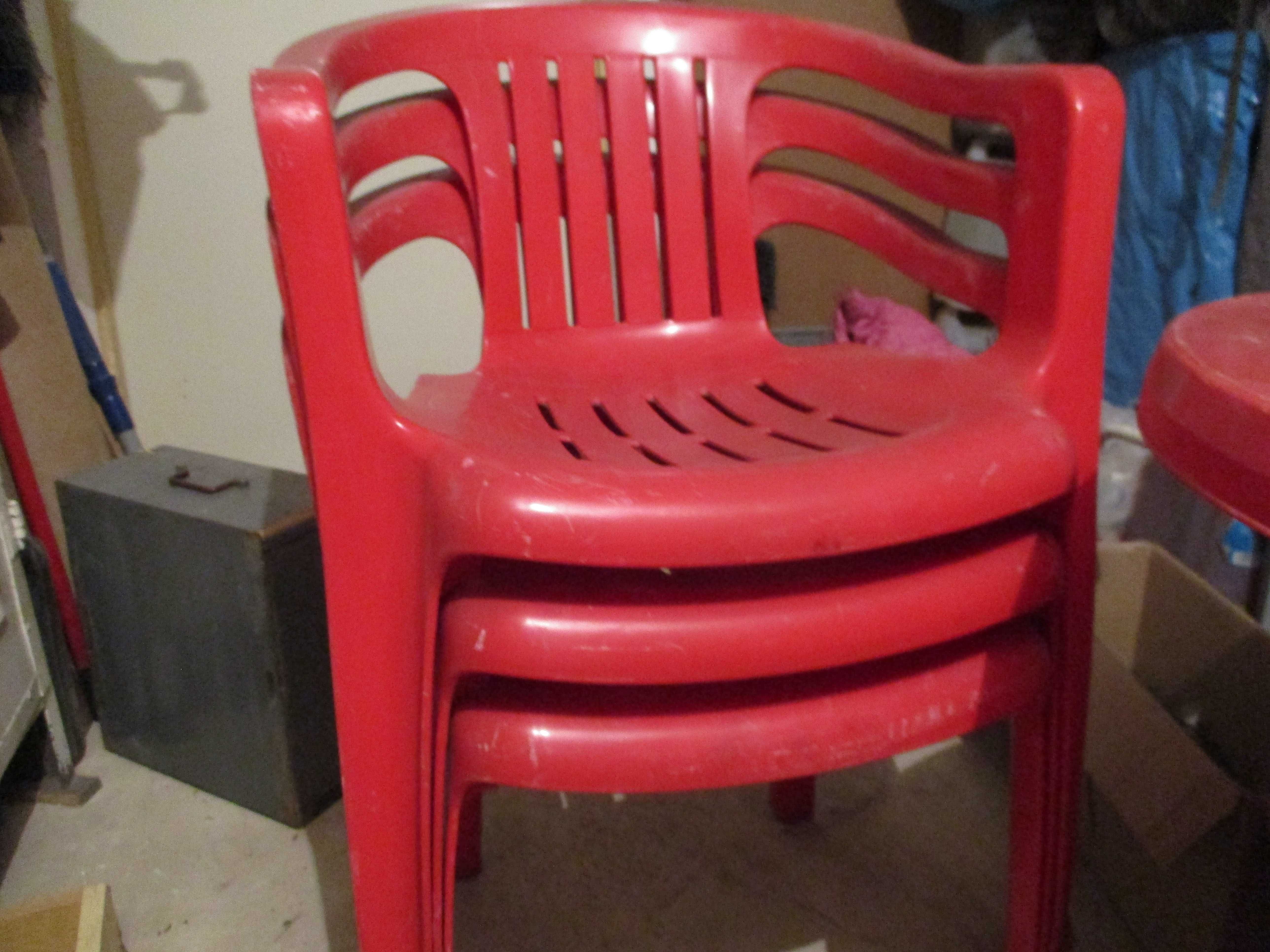 stolik na dzialke z trzema krzesłami