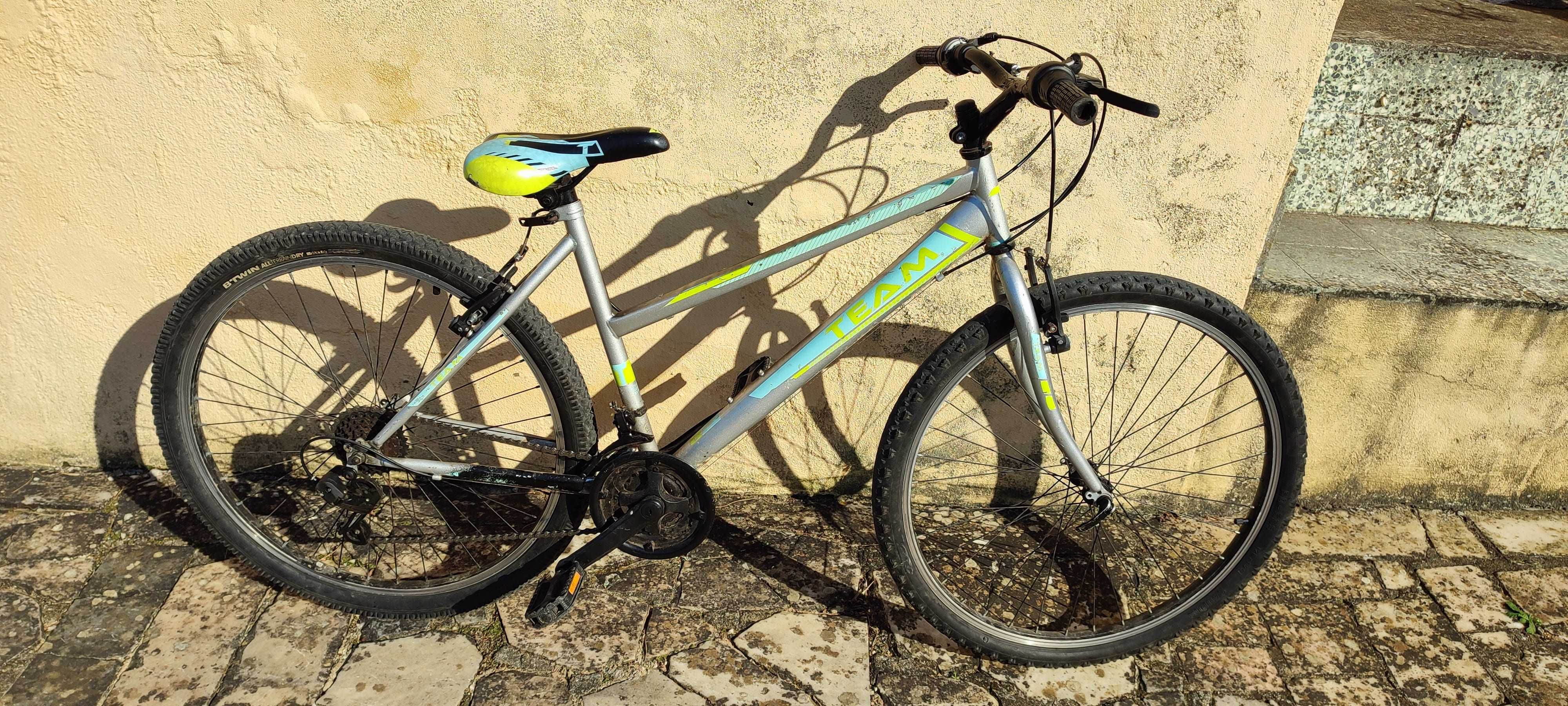 Bicicleta, rodas 26 polg., 18 mudanças (Shimano)