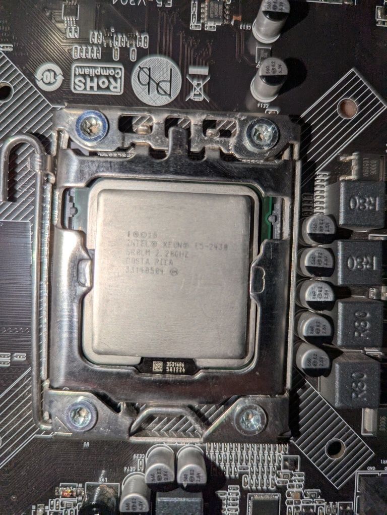 Intel  Xeon 2.20GHz материнка оперативка 8 гіг охолодження комплект

2