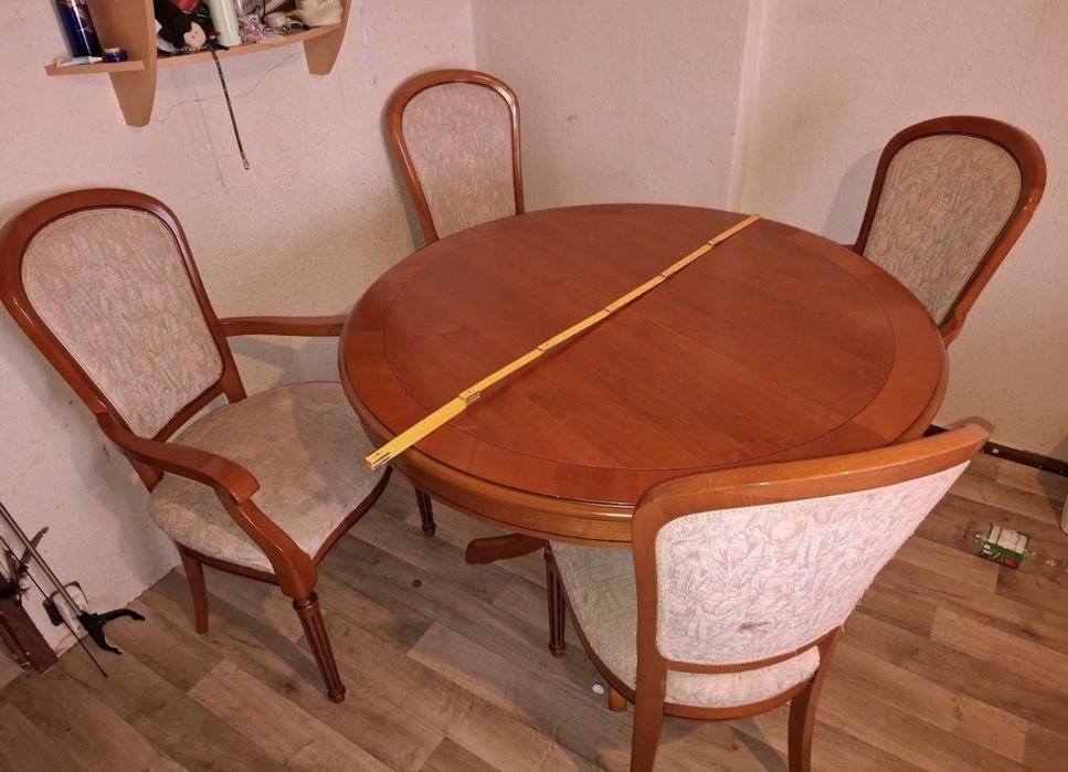 Деревʼяний стіл з стільцями