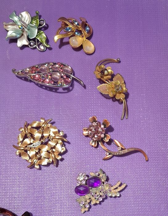 Броши невеликі, є декілька старих