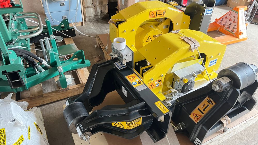 Wibromłot do wbijania pali do koparki, koparko ładowarki GHEDINI.Kafar