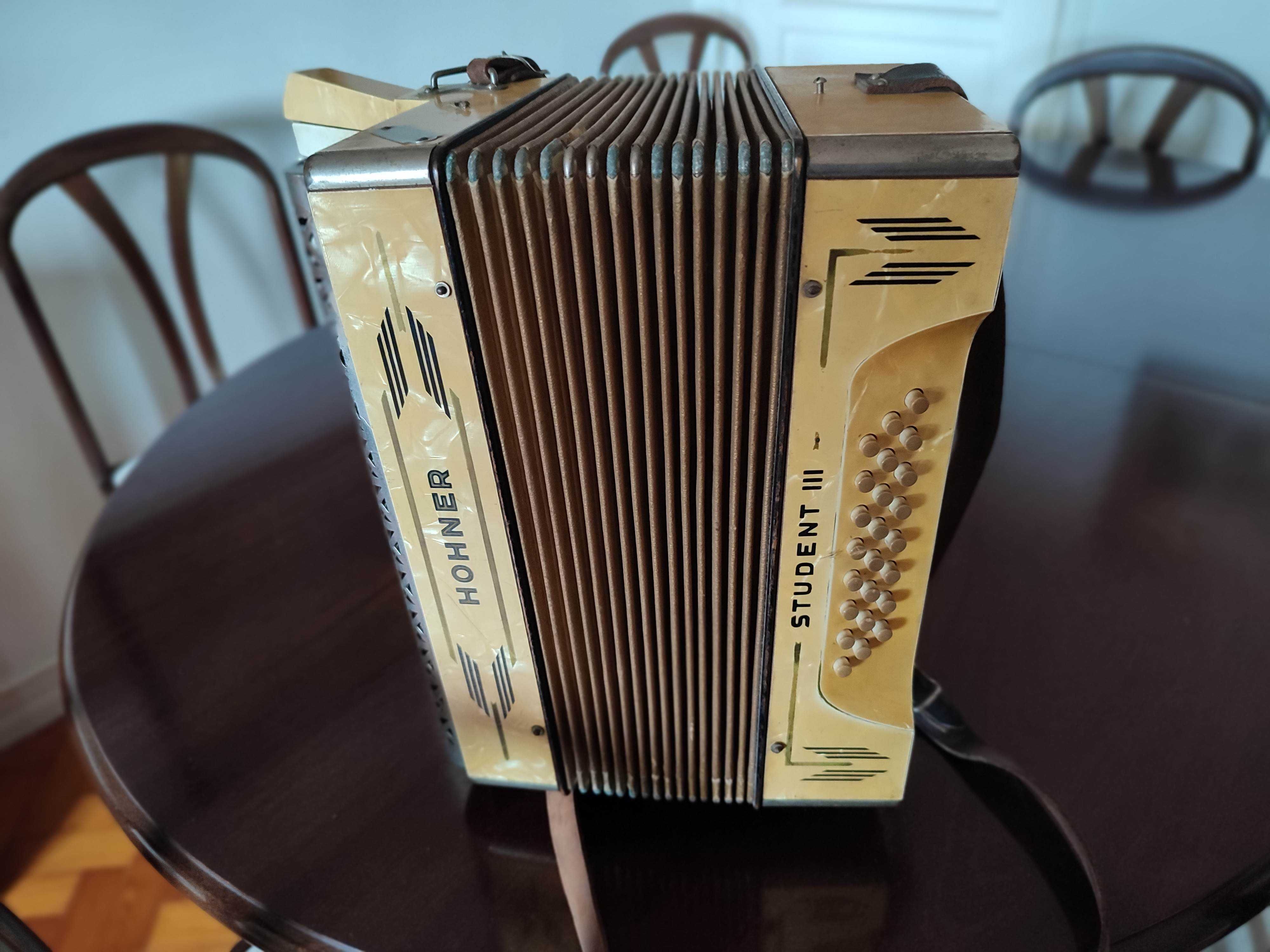 Acordeon Hohner Student III