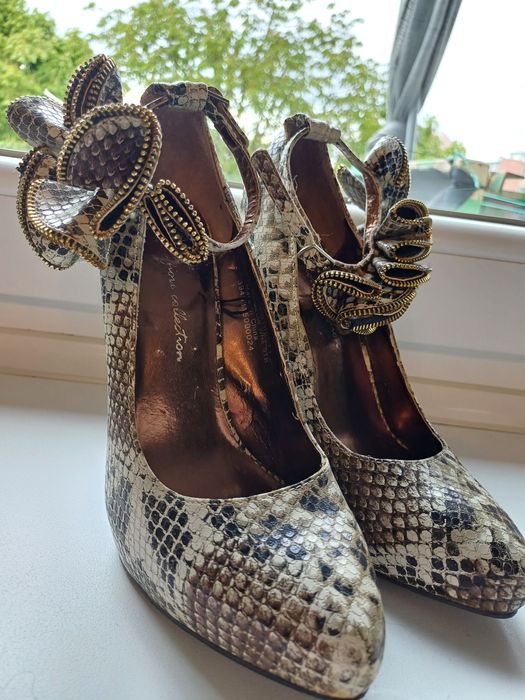 Szpilki wiązane na kostce