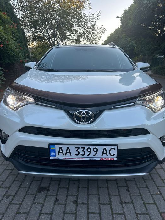 Toyota RAV4 2017 • 2.2 дизель • Автомат • Повна комплектація