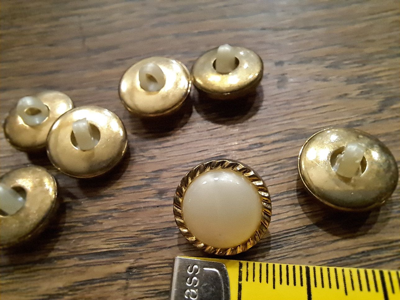 Guziki złote metalowe masa perłowa imitacja okrągłe 1,4 mm