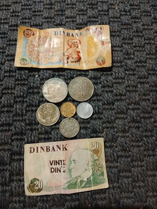 Notas moedas muito antigas bem estimadas.
