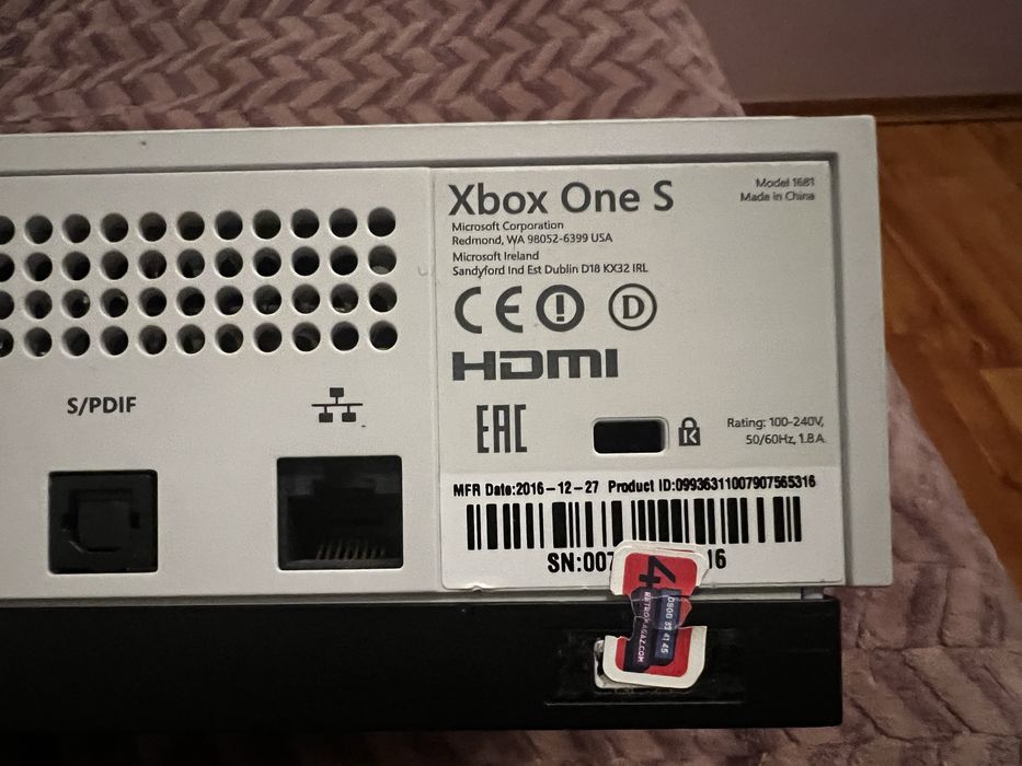 Xbox one S, кабель живлення та диск з грою