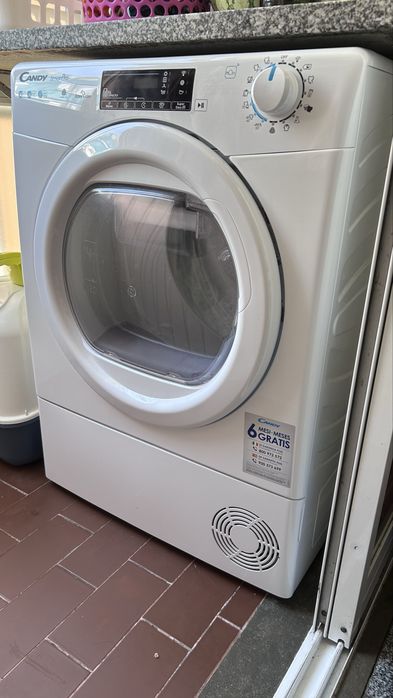 Sofá, cadeira, cafeteira em boas condições