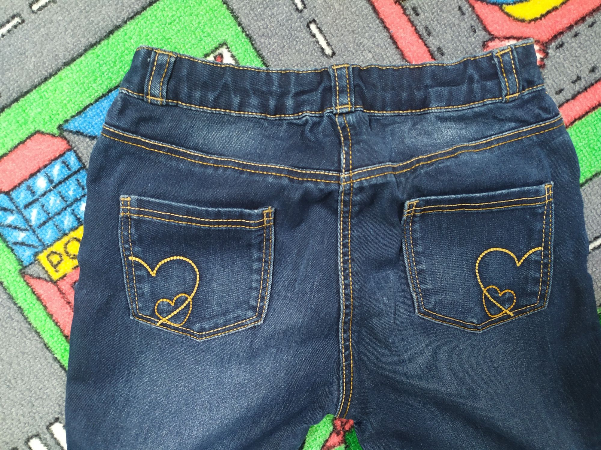 Śliczne spodnie dla dziewczynki z serduszkami r.128