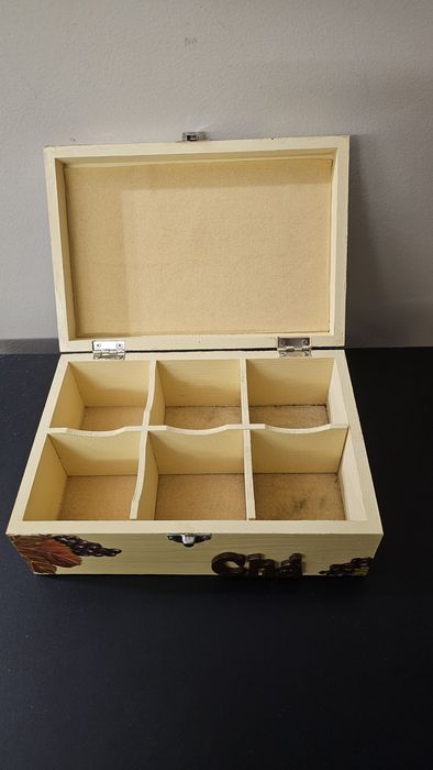 Caixa chá em madeira pintada com relevo