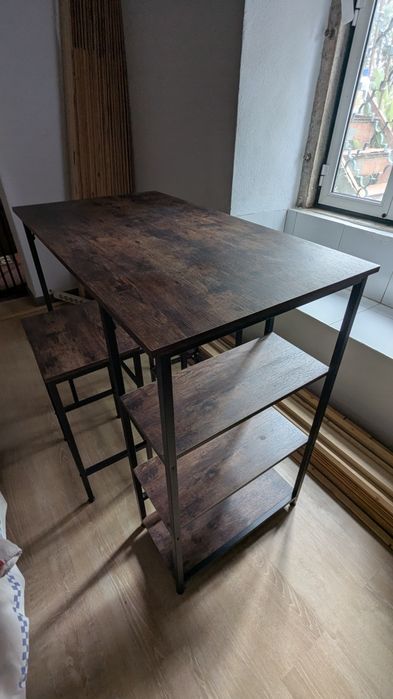 Mesa alta e dois bancos