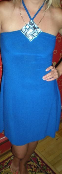Яркое модное синие нарядное платье камни