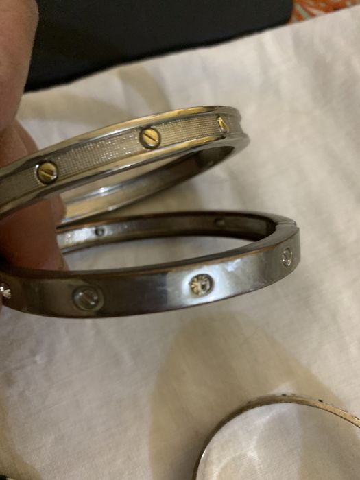 Pregadeiras em pano artesanais e pulseiras