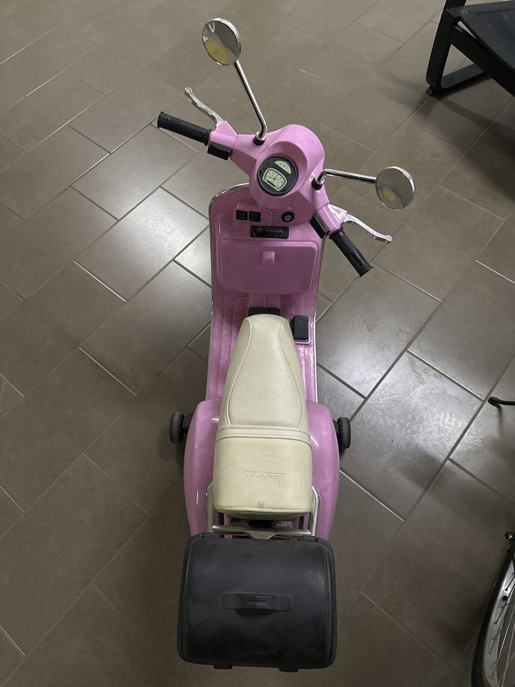 Vespa a bateria menina