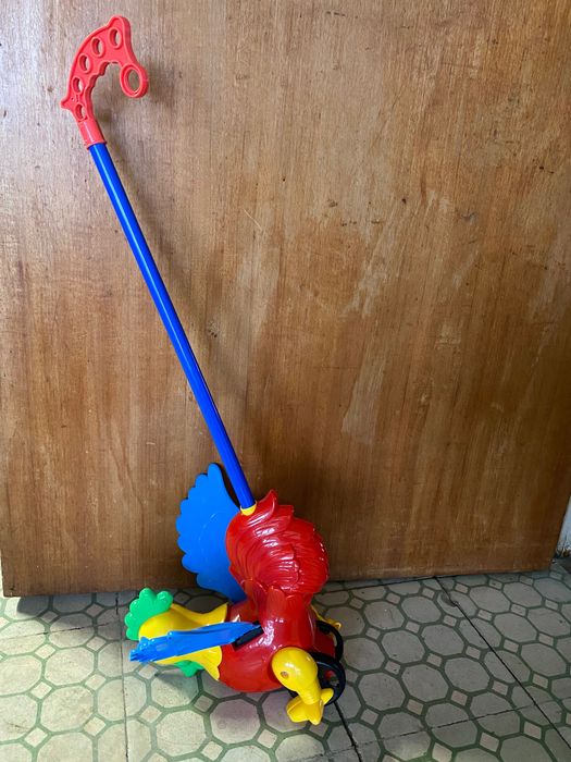 Galinha que Pia e Abana Asas a Andar