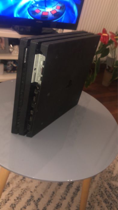 PS4 pro 1tb plus pad i kable