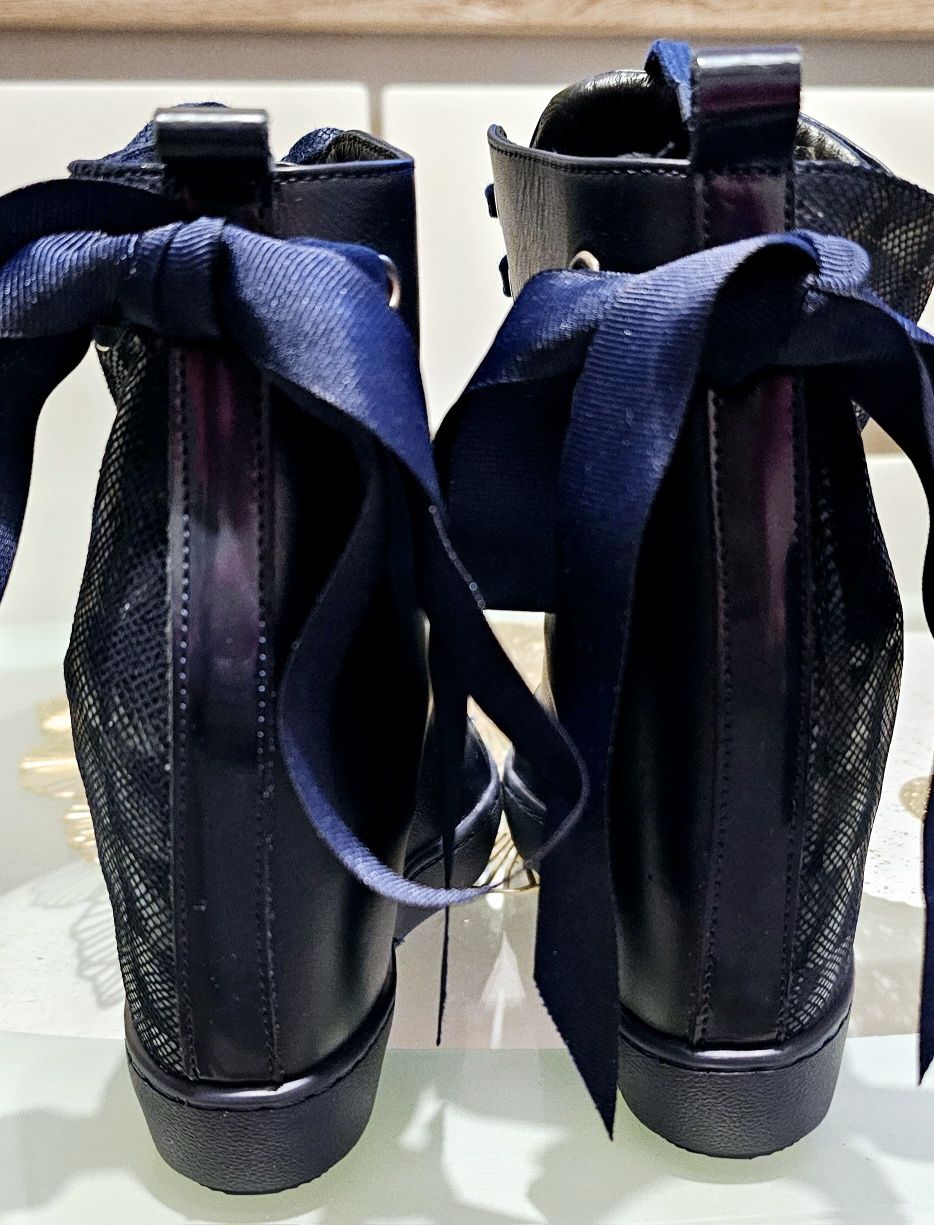 Nowe, skórzane granatowe sneakersy na koturnie, R. Polański, rozm 39