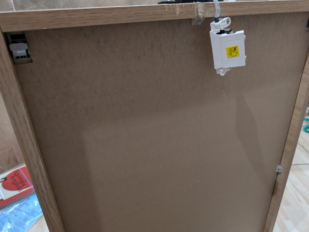 Szafka łazienkowa z lustrem i lampą LED GoodHome