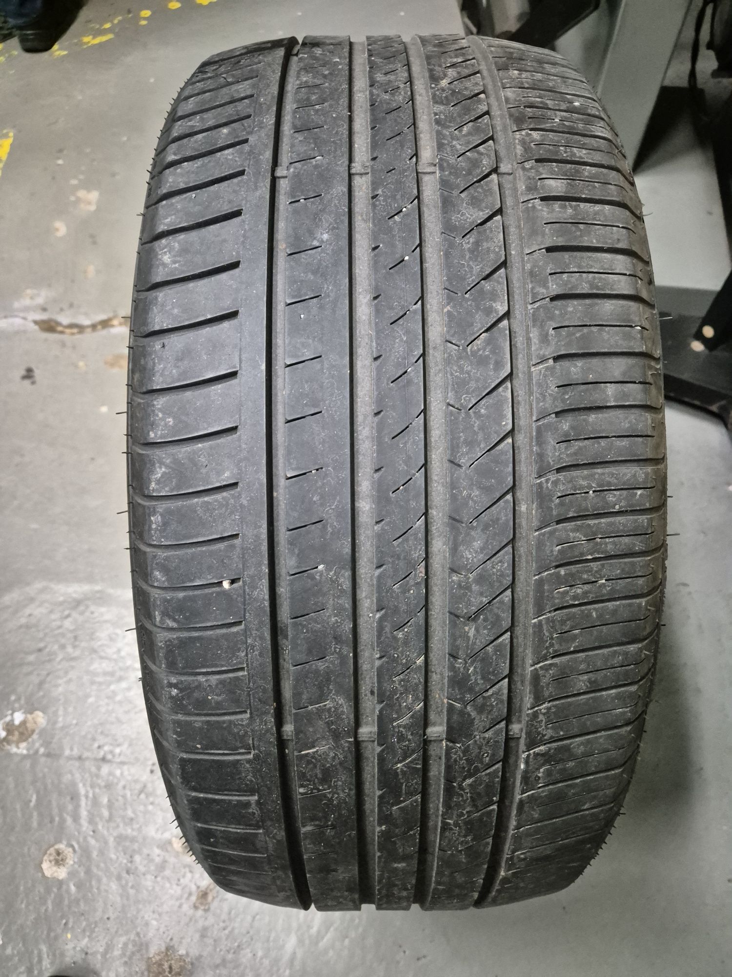 Dois pneus 285/40/R20 a 80% semi novos. preço negociável.