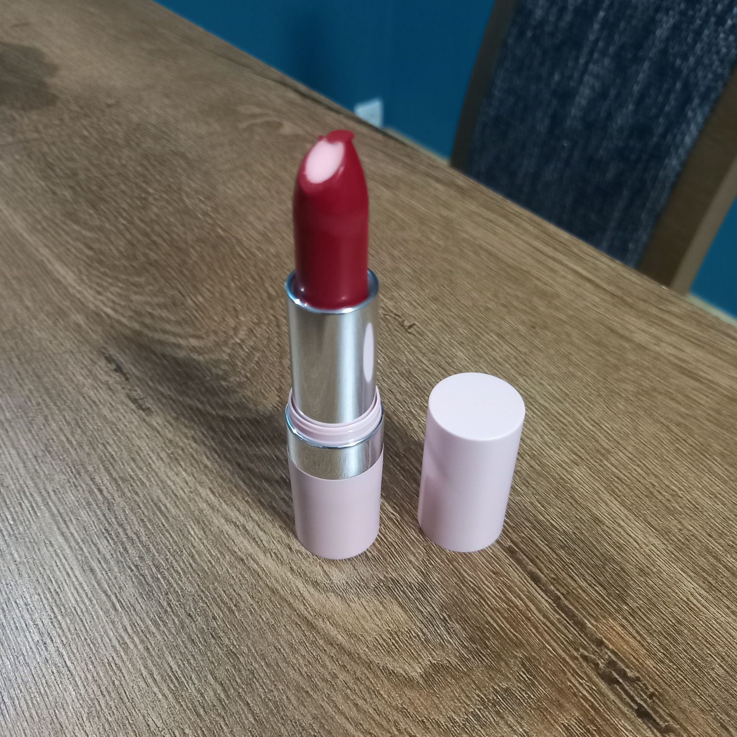 Avon Hydramatic matowa szminka z kwasem hialuronowym Hydra Siren Red