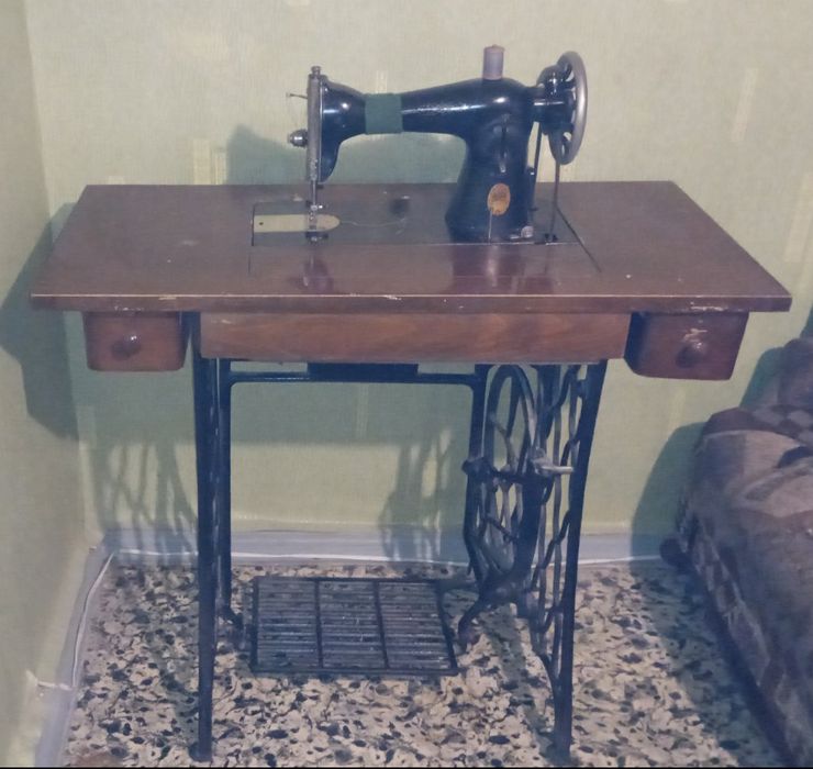Продається ножна швейна машинка б/у