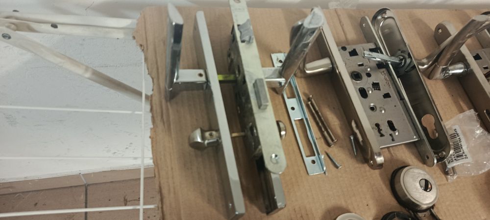 Zamki i szyldy drzwiowe zewnętrzne i wewnętrzne