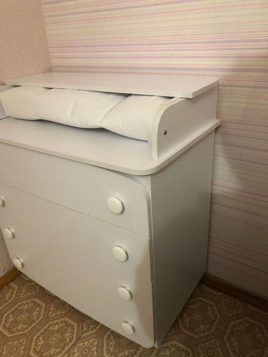 Пеленальный комод белый на 4 ящика без ручек на телескопах