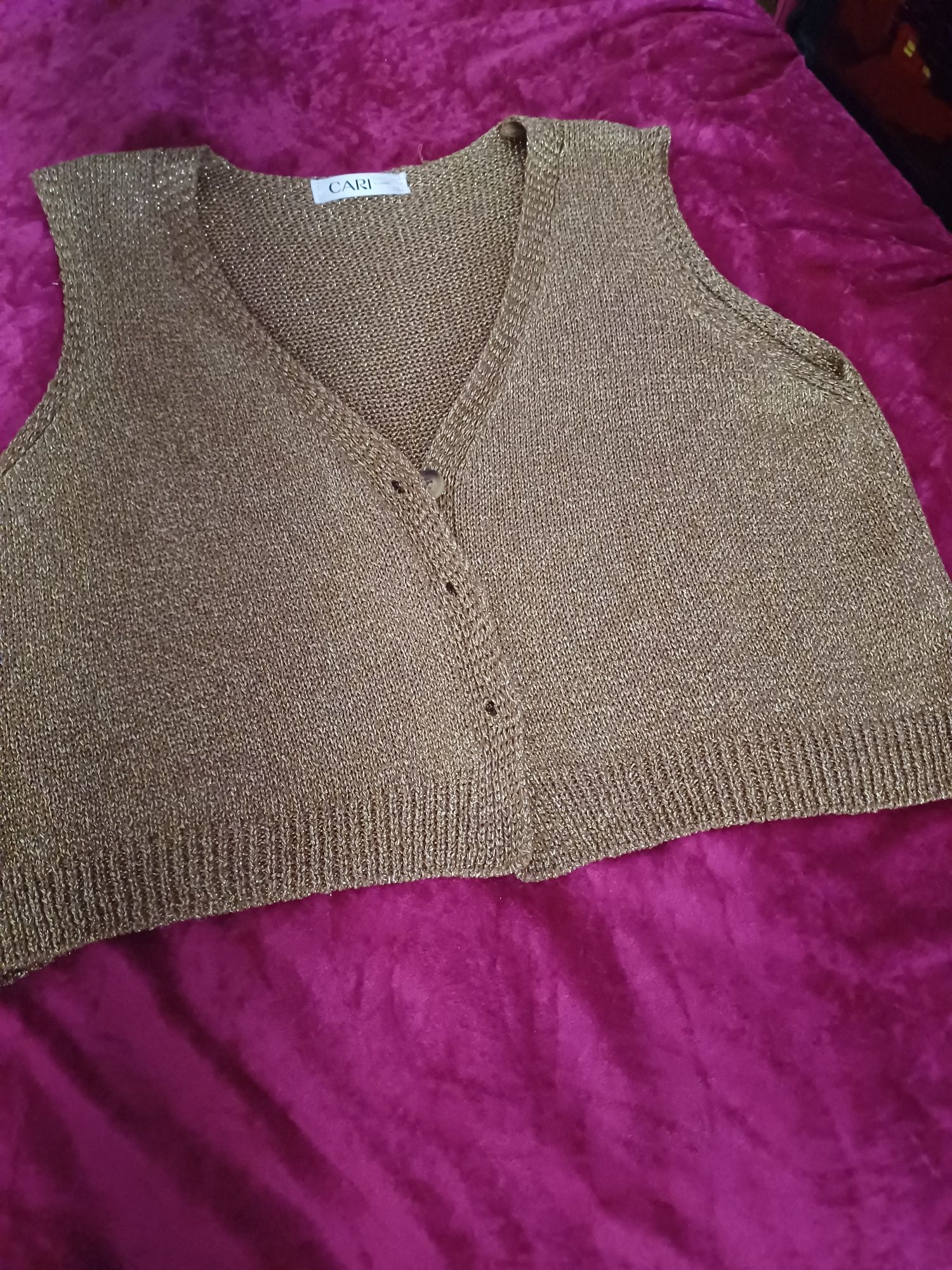 Colete dourado com brilhantes
