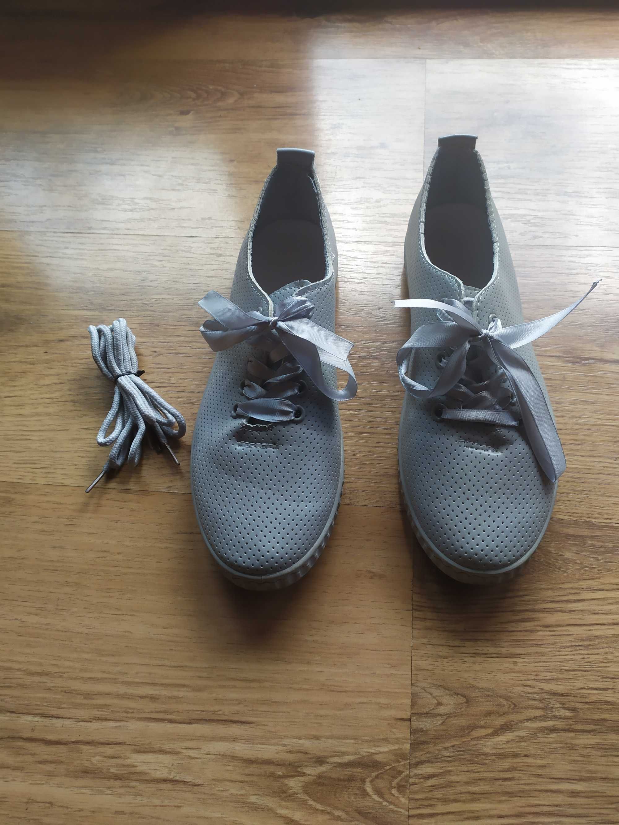 Buty damskie szare z tasiemką