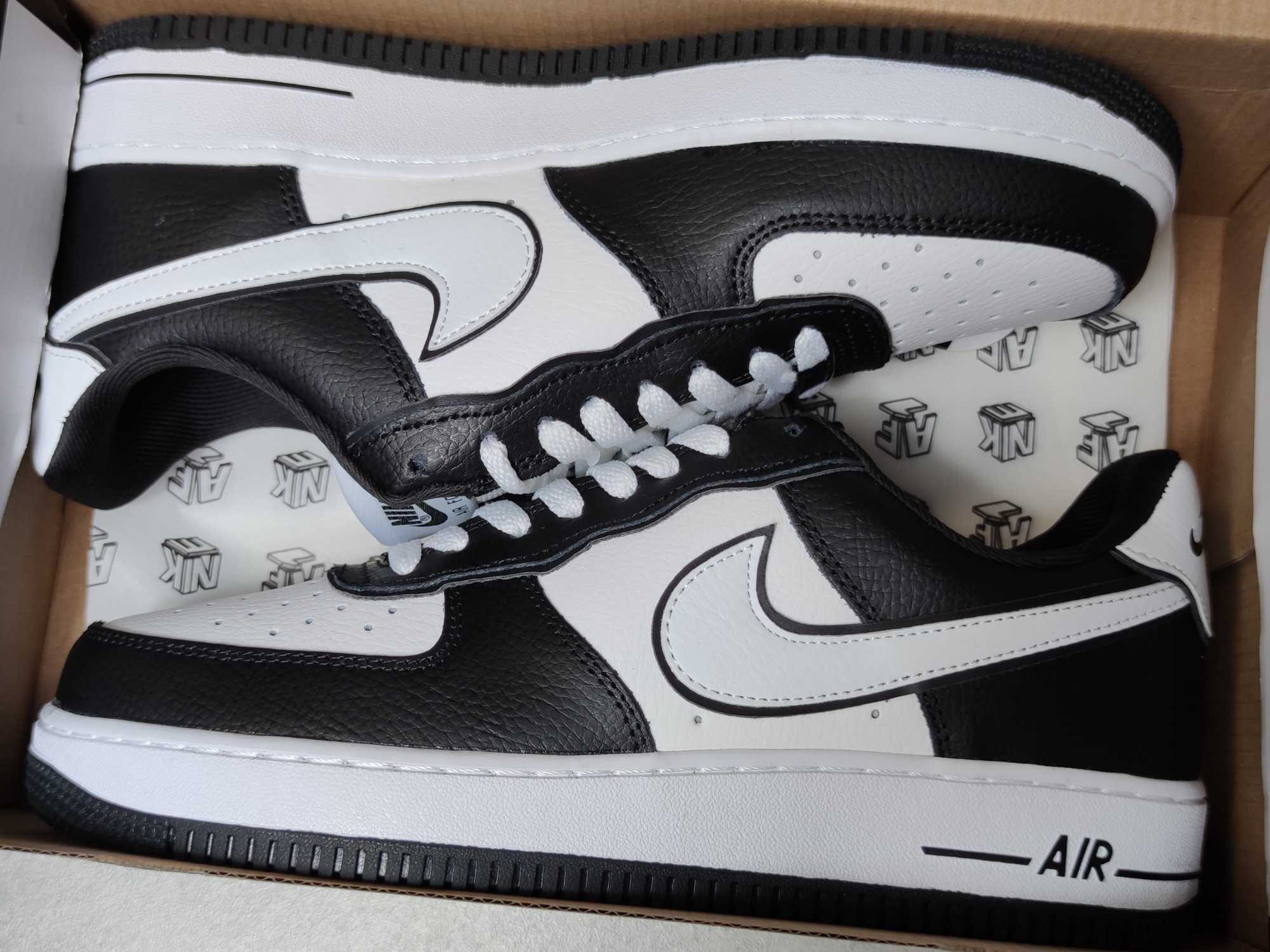 Nike Air Force 1 Low '07
White Swoosh Panda