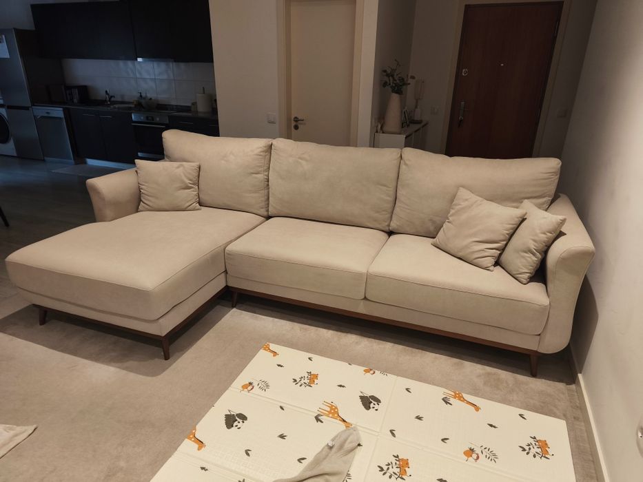 Sofá de 3 metros com chaise longue, Lojas Jom e boas condições.