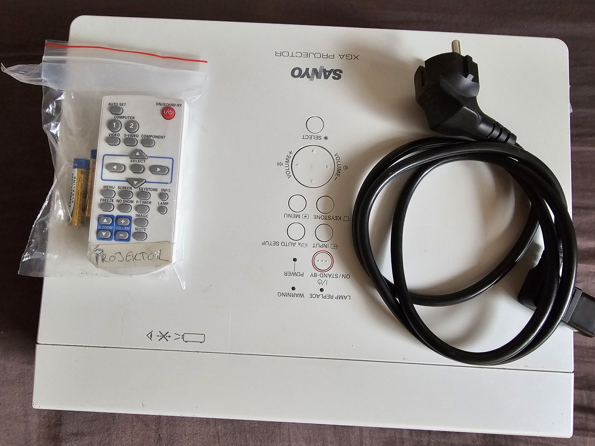 Projektor cyfrowy SANYO z pilotem
