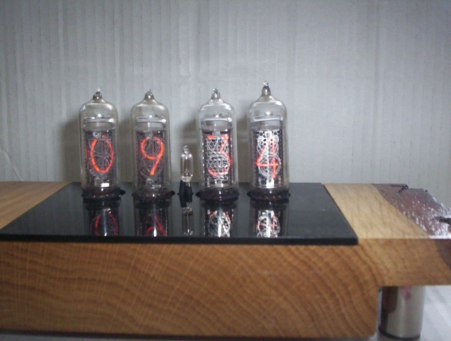 Zegar retro na lampach nixie w obudowie z korą