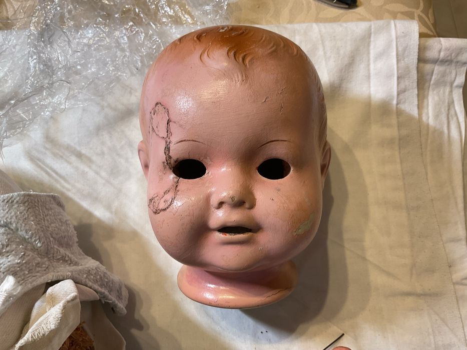 Antiga boneca com a cabeca em papier machê para restauro