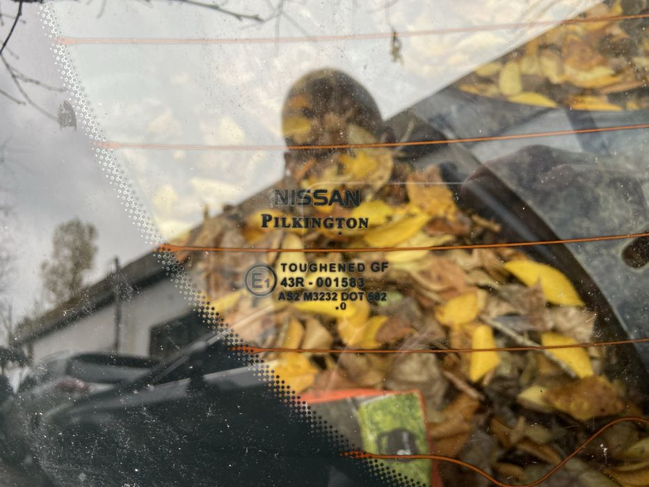 Заднє стікло Ніссан Оригінал