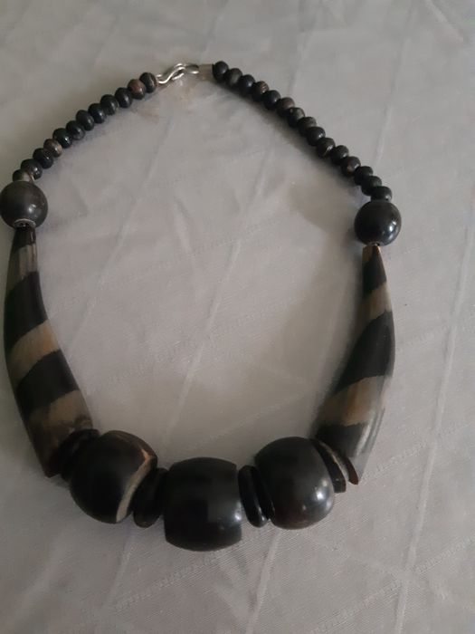 Wisior z rogu. Khaki/czarny