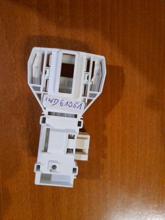 Blokada drzwi  Indesit IWD 61051