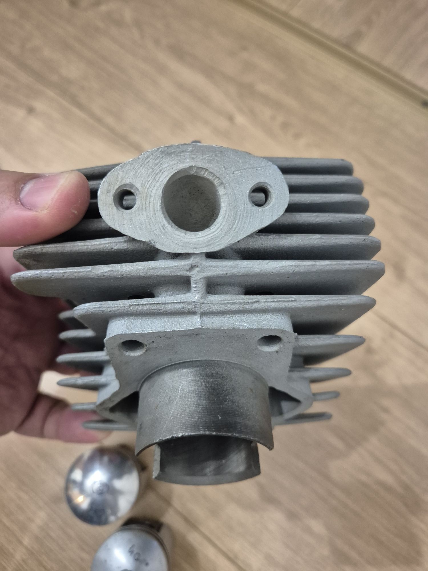 Cylinder fi 40 ZMD Dezamet + 2 tłoki + 4 pierścienie NOWY ROMET