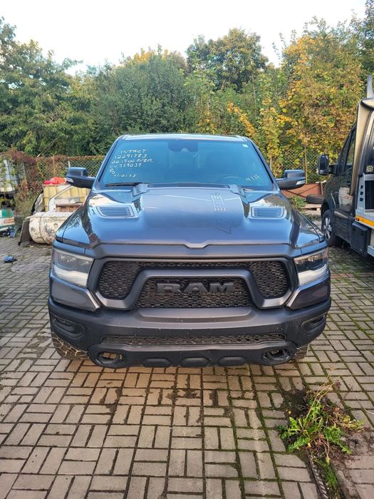 RAM 1500 Dodge RAM 1500 Rebel 5.7 HEMI  uszkodzony komplet ceęści w kolor