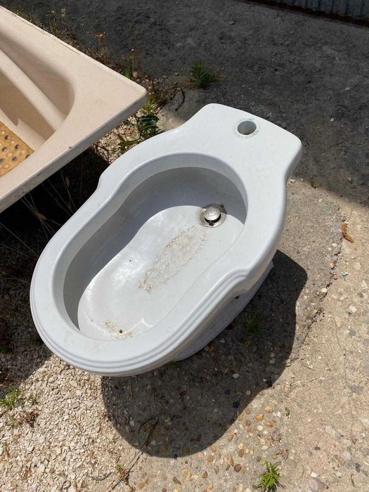 Conjunto de loiças de casa de banho, tons de beje e branco. Marmore