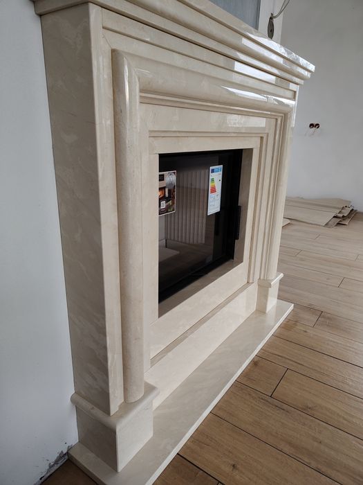 Stylowy kominek marmurowy  , portal kominkowy . od producenta