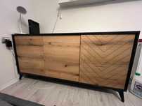 Komoda trzydrzwiowa Boulia 154 cm czarna/dąb Evoke jodełka