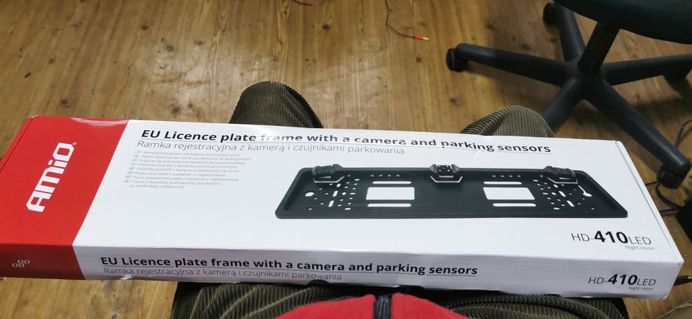Ramka na tablice rejestracyjną z kamerką i czujnikiem parkowania