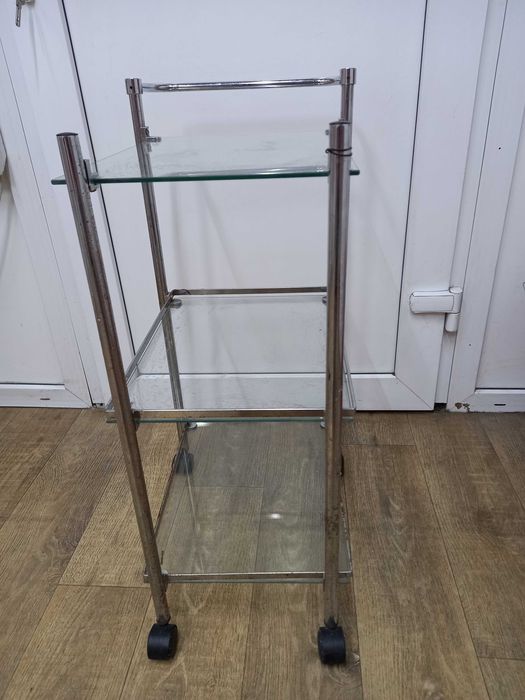 Столик 300грн.Стульчик на колёсах 300грн..Самовывоз.Караваевые Дачи.