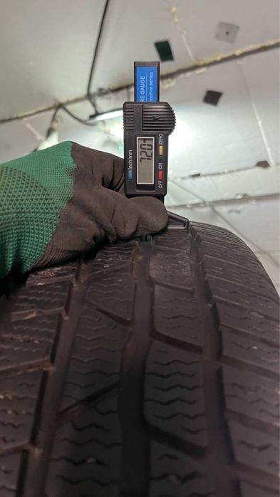 Комплект зимової гуми 215/60/16 , Continental