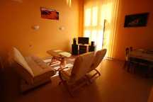 Pokój w apartamencie z salonem oraz własnym balkonem