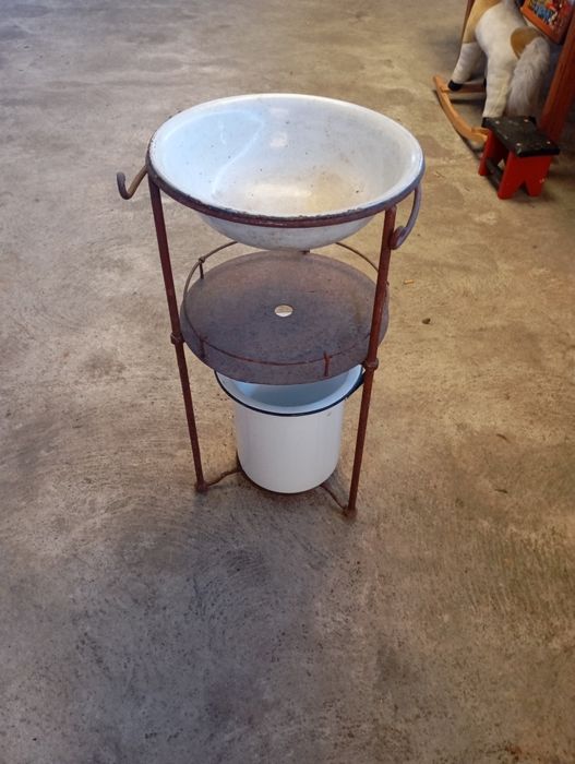 Vendo este lavatório muito bonito bom estado